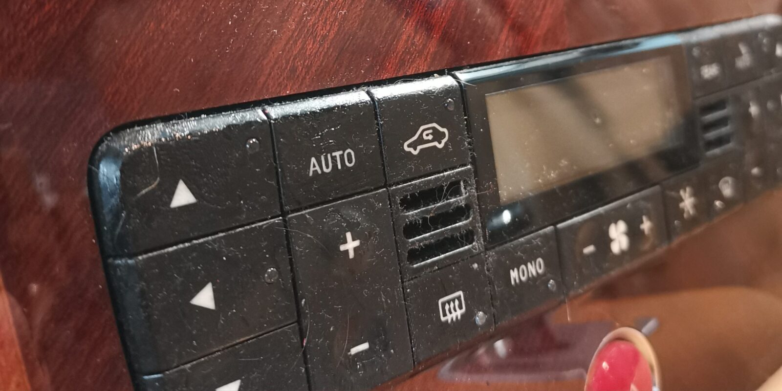 Mittelkonsole vor der Reparatur mit Kratzern